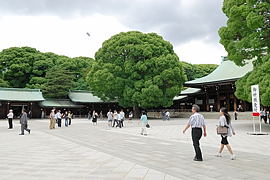 拝殿前の広場